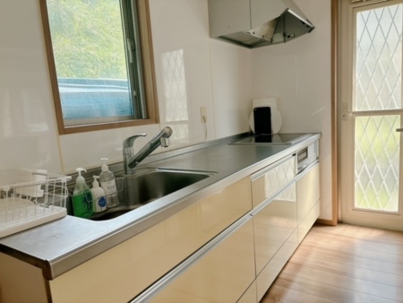 キッチンは調理器具、食器等そろっています