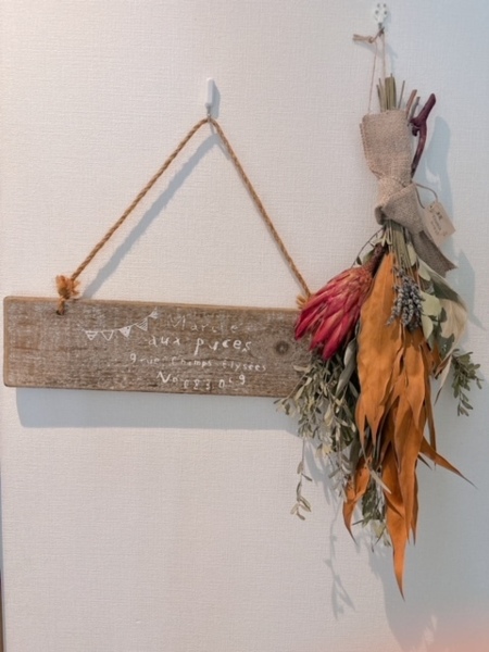 流木スワッグが飾られています（購入も可）