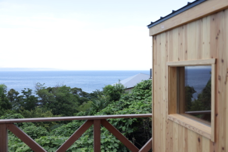 サウナ小屋と海