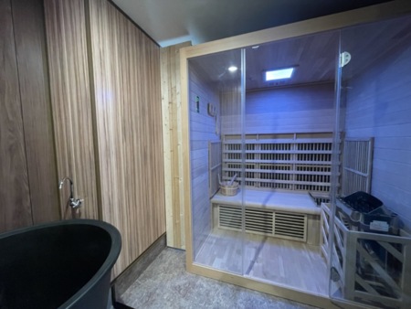 サウナ室、水風呂、シャワーブース