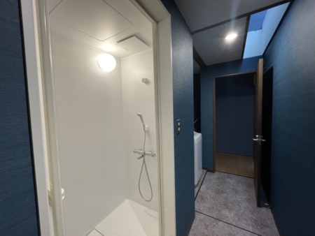 サウナ室内のシャワーブース