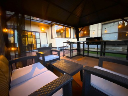 ガゼボ内ソファBBQ