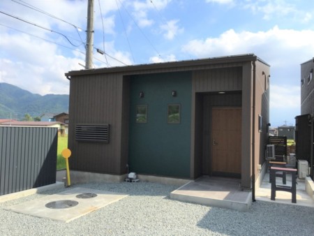 Viridian　外観と駐車場