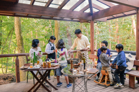 木々に囲まれた空間で自然を感じてください