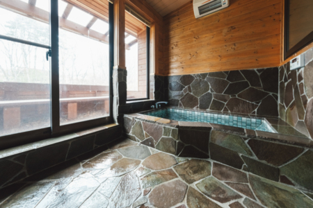 開放感ある岩風呂で旅の疲れを癒して下さい