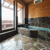 開放感ある岩風呂で旅の疲れを癒して下さい