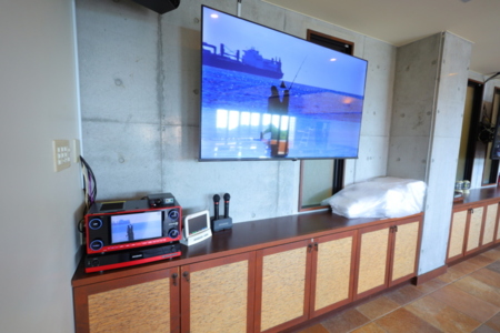 全部屋大型テレビ・2階リビングにカラオケ