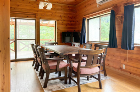 リビングは8名様でもゆったり！