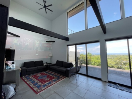 リビングで備付へのプロジェクター上映