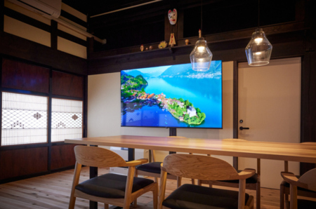 大迫力の大型テレビつきのLDK