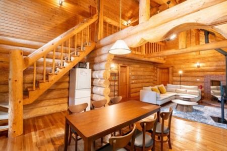 天井の高い開放感あふれるダイニング