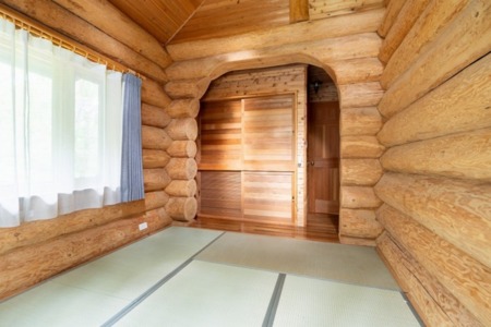 和と木が調和する、静けさに包まれた空間