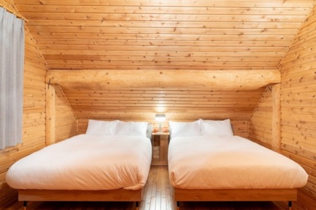 森の静けさにとけるベッドルーム