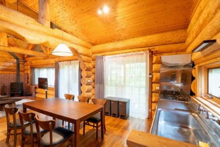 天井の高い開放感あふれるダイニング