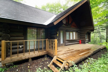 風と緑が迎える、木の家のくつろぎテラス