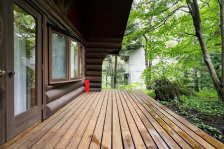 風と緑が迎える、木の家のくつろぎテラス