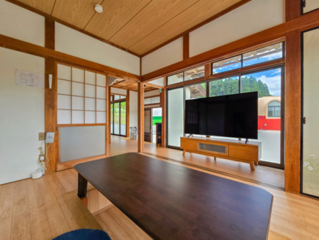 大型テレビ付きのリビング空間