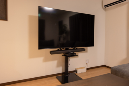 D棟：映響館　65型大型テレビ