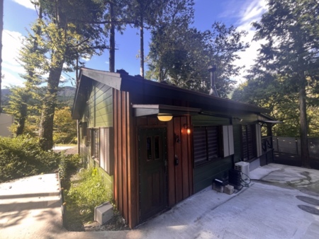 重厚感のある扉とモスグリーンの建物です。