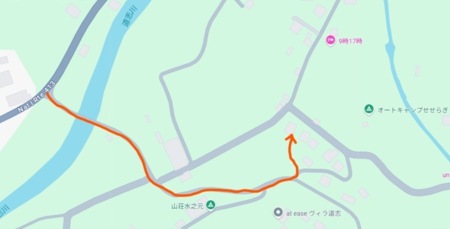 村道から私道へ下ります。