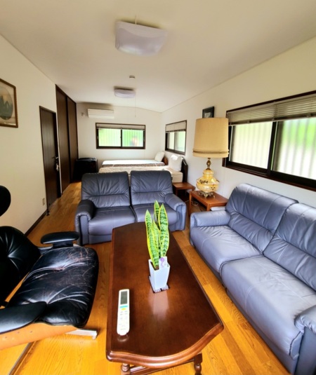 寝室（洋室）とソファースペース