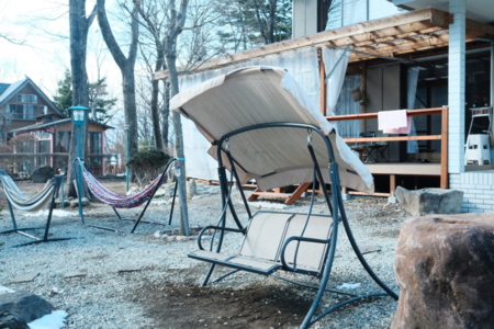 室外にあるブランコ