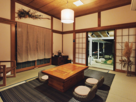 みんなで囲炉裏を囲める和室