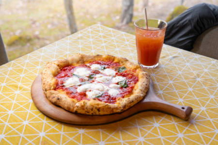 徒歩2分で焼きたての石窯ピザをどうぞ