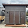 屋外のトイレ、シャワー棟