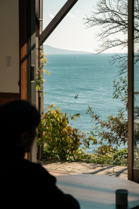 お部屋からボーッと海を眺めて過ごす