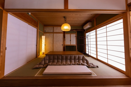 掘りごたつ付きの居間