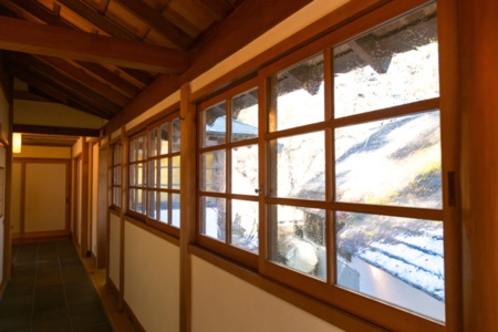 今では珍しい吹きガラスがある廊下