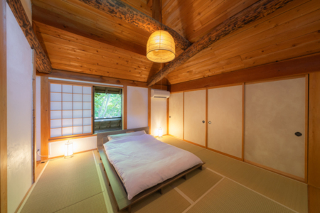 広々とした天井の寝室