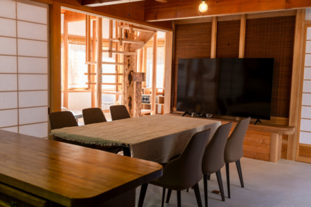 75インチのテレビと広々としたダイニング
