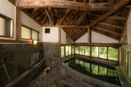 大人6人が寛げる広々とした岩風呂