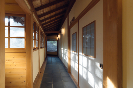 日本建築の伝統を感じる石畳の廊下