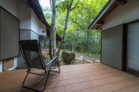 お風呂上がりに星空を眺めるウッドデッキ