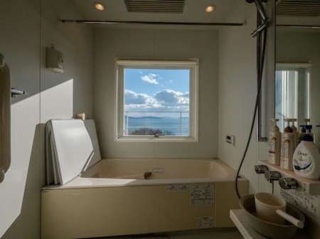 海が一望できるバスルーム