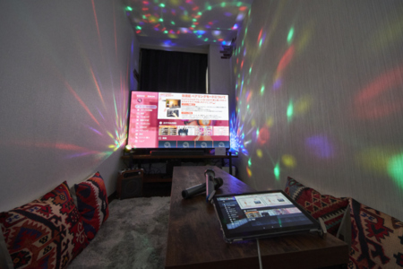 ミラーボール＆カラオケでパーティタイム！