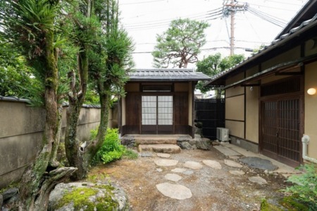 緑に囲まれた外観