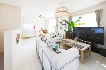 白を基調とした明るいお部屋