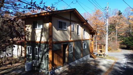 まわりの自然になじんでいる建物
