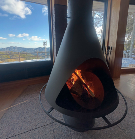 暖炉を囲んで語り合いも（大広間）