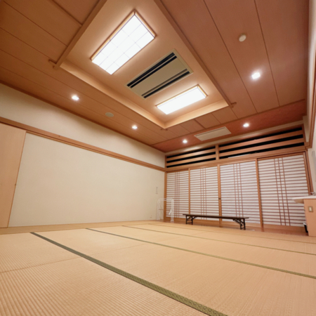 客室は10人部屋×5つございます