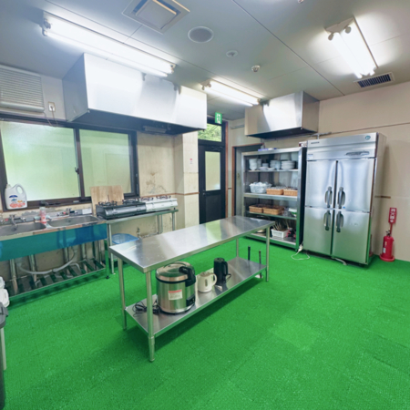 キッチンは広く調理器具も潤沢