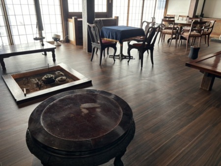 リビングの囲炉裏と麻雀台（手積み）