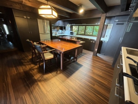 キッチン　レンジ一台　冷蔵庫　ケトル