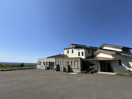 海辺の目の前の大きな一軒家