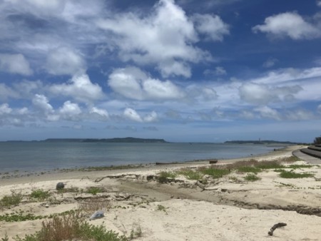 宿前の海です