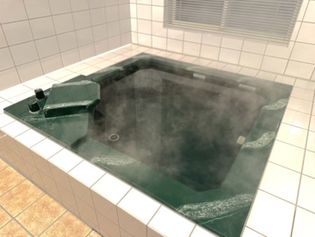 浴槽は広々とつかることができます